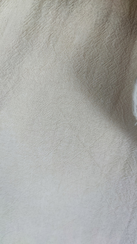 شومیز زنانه استوک سایز بزرگ با طراحی ساده و آستین کوتاه، تنخور آزاد و راحت روی مانکن، مناسب سایز ۴۸–۵۰.