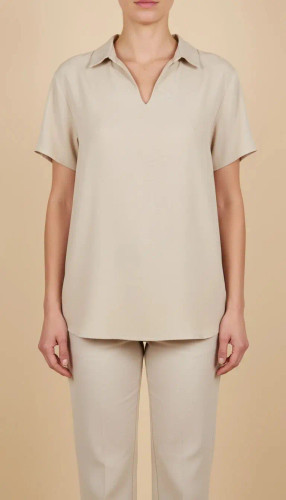 شومیز زنانه استوک رنگ روشن با طراحی ساده و آستین کوتاه، تنخور راحت و آزاد روی مانکن، مناسب سایز ۴۲–۴۴.