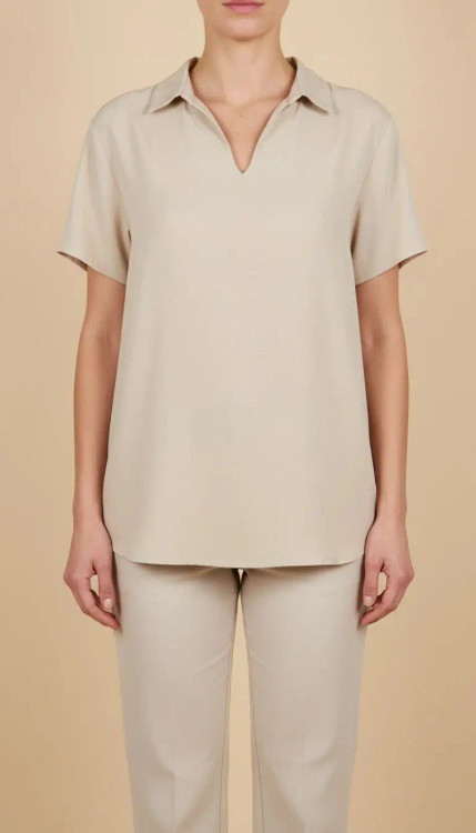 شومیز زنانه استوک رنگ روشن با طراحی ساده و آستین کوتاه، تنخور راحت و آزاد روی مانکن، مناسب سایز ۴۲–۴۴.