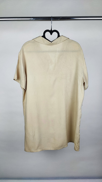 شومیز زنانه استوک رنگ روشن با طراحی ساده و آستین کوتاه، تنخور راحت و آزاد روی مانکن، مناسب سایز ۴۲–۴۴.