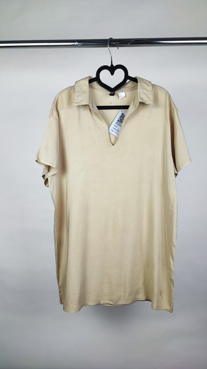 شومیز زنانه استوک رنگ روشن با طراحی ساده و آستین کوتاه، تنخور راحت و آزاد روی مانکن، مناسب سایز ۴۲–۴۴.