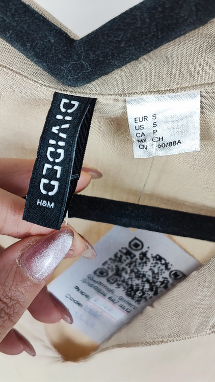 شومیز زنانه استوک رنگ روشن با طراحی ساده و آستین کوتاه، تنخور راحت و آزاد روی مانکن، مناسب سایز ۴۲–۴۴.