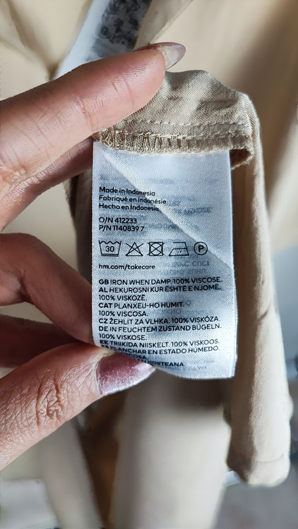 شومیز زنانه استوک رنگ روشن با طراحی ساده و آستین کوتاه، تنخور راحت و آزاد روی مانکن، مناسب سایز ۴۲–۴۴.