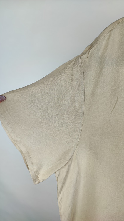 شومیز زنانه استوک رنگ روشن با طراحی ساده و آستین کوتاه، تنخور راحت و آزاد روی مانکن، مناسب سایز ۴۲–۴۴.