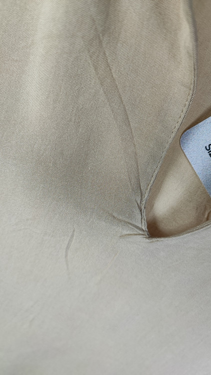 شومیز زنانه استوک رنگ روشن با طراحی ساده و آستین کوتاه، تنخور راحت و آزاد روی مانکن، مناسب سایز ۴۲–۴۴.