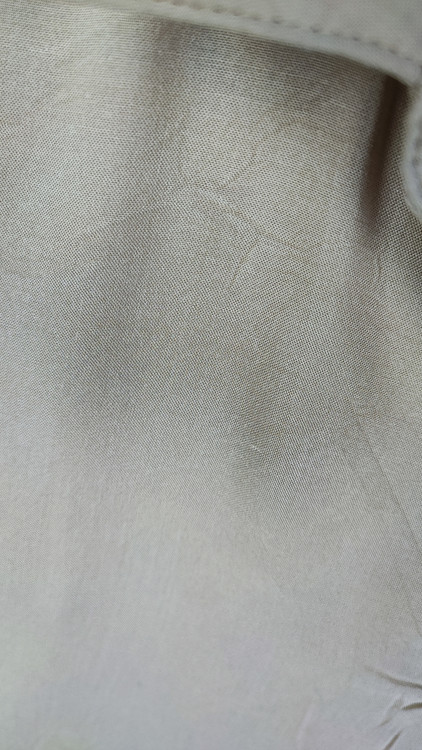 شومیز زنانه استوک رنگ روشن با طراحی ساده و آستین کوتاه، تنخور راحت و آزاد روی مانکن، مناسب سایز ۴۲–۴۴.