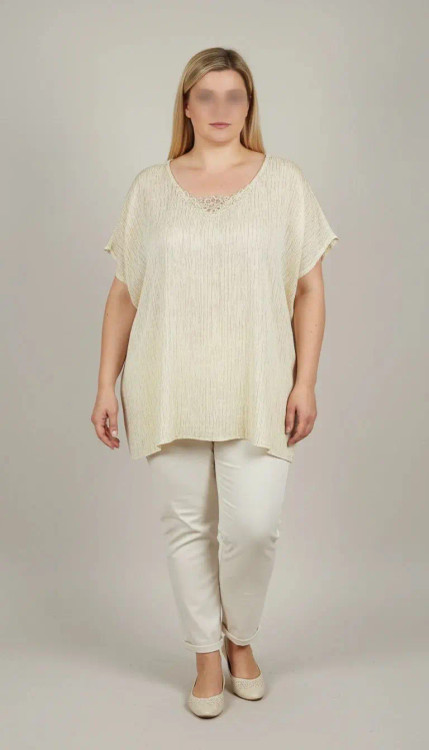 شومیز زنانه استوک رنگ روشن با طراحی ساده و آستین کوتاه، تنخور آزاد و راحت روی مانکن، مناسب سایز ۵۴–۵۶.