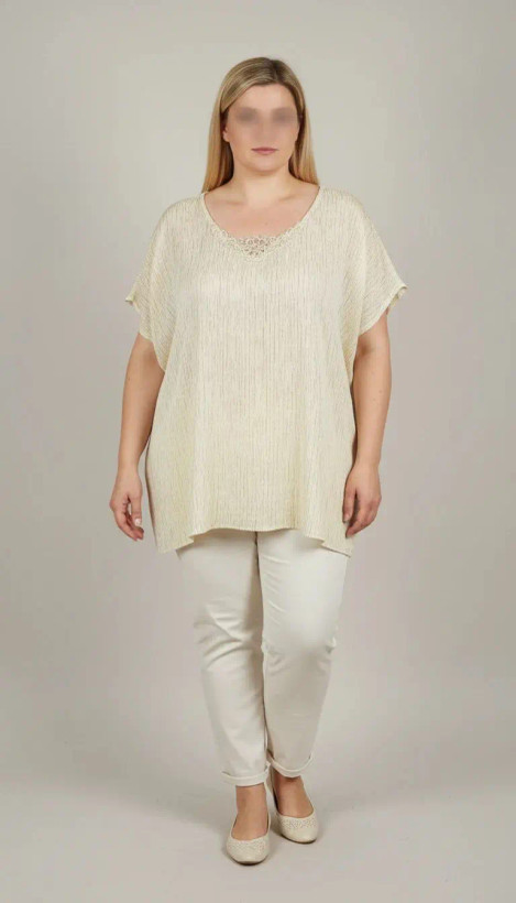 شومیز زنانه استوک رنگ روشن با طراحی ساده و آستین کوتاه، تنخور آزاد و راحت روی مانکن، مناسب سایز ۵۴–۵۶.