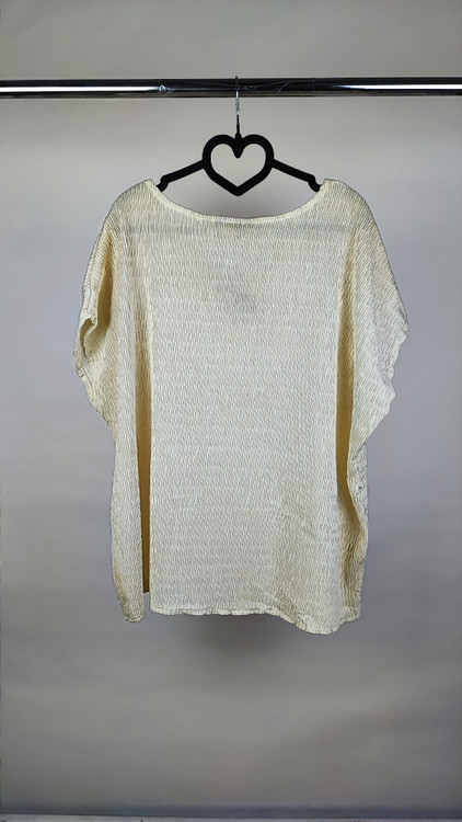 شومیز زنانه استوک رنگ روشن با طراحی ساده و آستین کوتاه، تنخور آزاد و راحت روی مانکن، مناسب سایز ۵۴–۵۶.