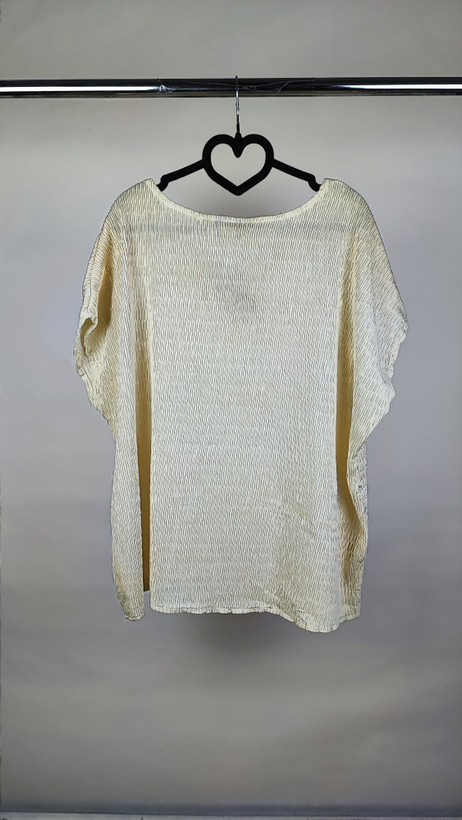 شومیز زنانه استوک رنگ روشن با طراحی ساده و آستین کوتاه، تنخور آزاد و راحت روی مانکن، مناسب سایز ۵۴–۵۶.