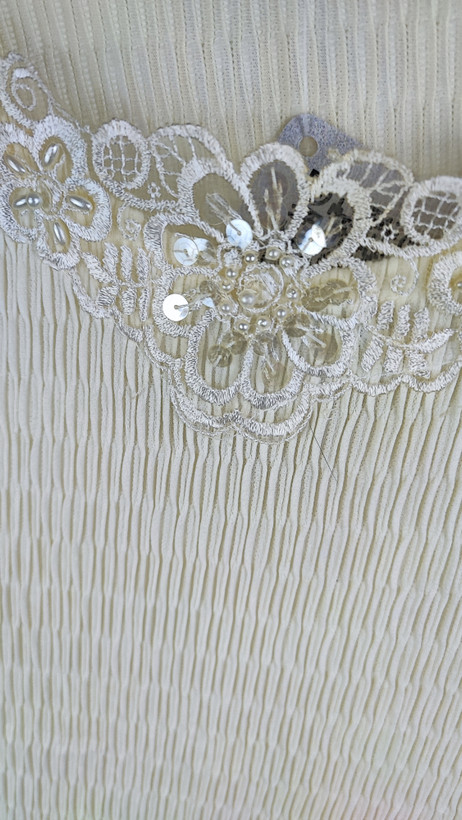 شومیز زنانه استوک رنگ روشن با طراحی ساده و آستین کوتاه، تنخور آزاد و راحت روی مانکن، مناسب سایز ۵۴–۵۶.