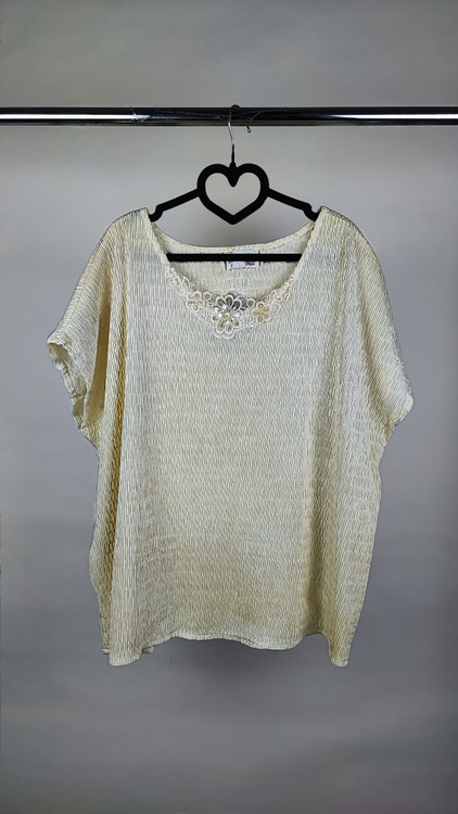 شومیز زنانه استوک رنگ روشن با طراحی ساده و آستین کوتاه، تنخور آزاد و راحت روی مانکن، مناسب سایز ۵۴–۵۶.