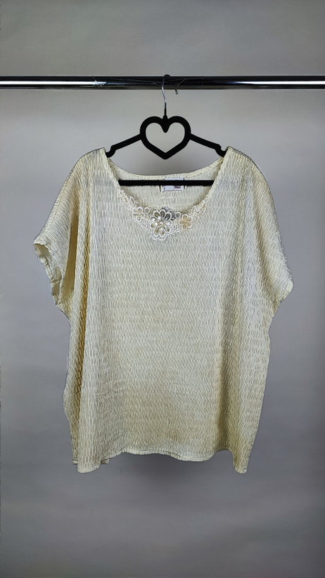 شومیز زنانه استوک رنگ روشن با طراحی ساده و آستین کوتاه، تنخور آزاد و راحت روی مانکن، مناسب سایز ۵۴–۵۶.