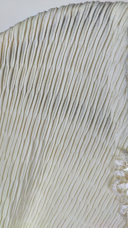 شومیز زنانه استوک رنگ روشن با طراحی ساده و آستین کوتاه، تنخور آزاد و راحت روی مانکن، مناسب سایز ۵۴–۵۶.