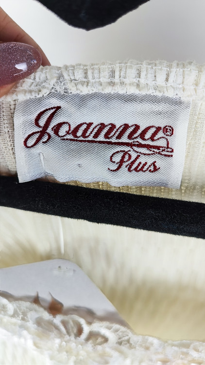 شومیز زنانه استوک رنگ روشن با طراحی ساده و آستین کوتاه، تنخور آزاد و راحت روی مانکن، مناسب سایز ۵۴–۵۶.