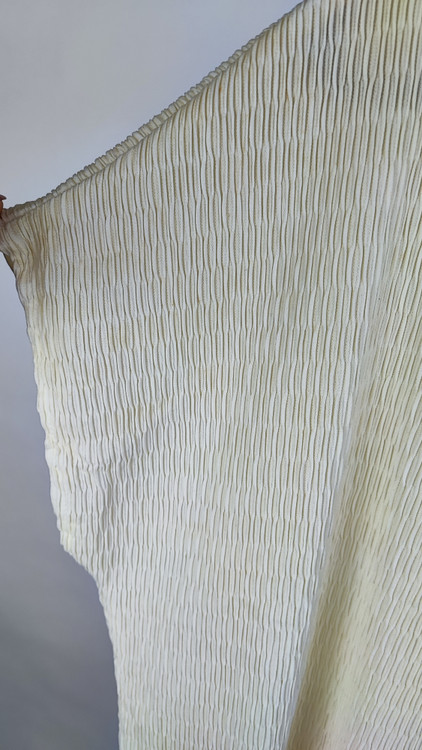 شومیز زنانه استوک رنگ روشن با طراحی ساده و آستین کوتاه، تنخور آزاد و راحت روی مانکن، مناسب سایز ۵۴–۵۶.