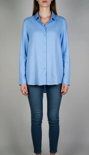 شومیز زنانه استوک آبی روشن با یقه ساده و آستین بلند، تنخور مرتب و راحت روی مانکن، مناسب سایز ۴۲–۴۴.