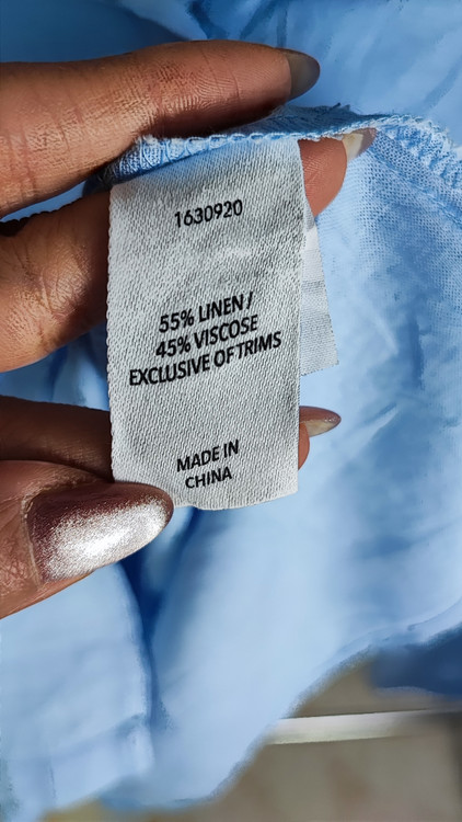 شومیز زنانه استوک آبی روشن با یقه ساده و آستین بلند، تنخور مرتب و راحت روی مانکن، مناسب سایز ۴۲–۴۴.