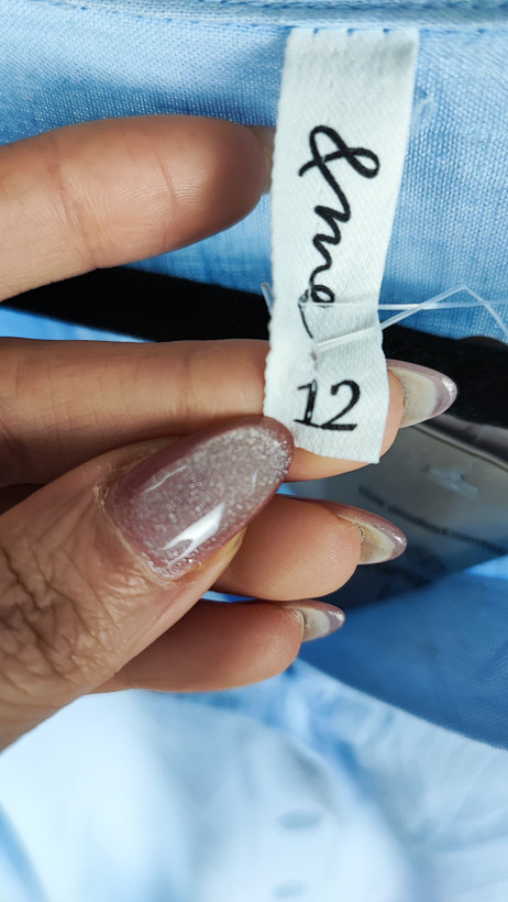 شومیز زنانه استوک آبی روشن با یقه ساده و آستین بلند، تنخور مرتب و راحت روی مانکن، مناسب سایز ۴۲–۴۴.