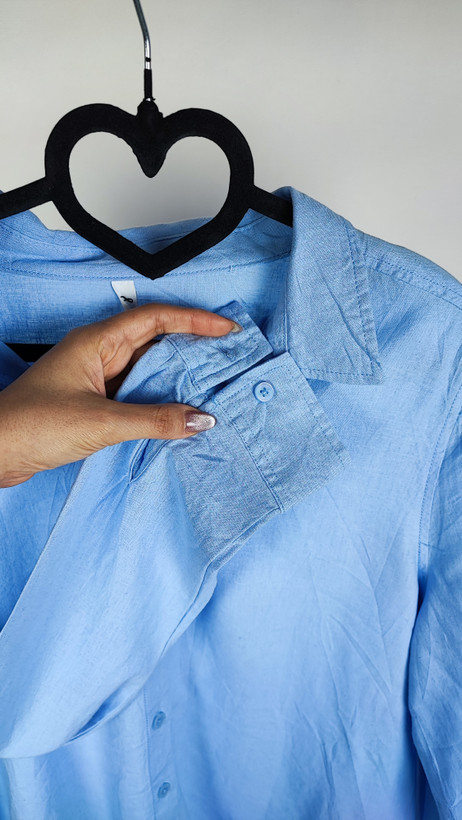 شومیز زنانه استوک آبی روشن با یقه ساده و آستین بلند، تنخور مرتب و راحت روی مانکن، مناسب سایز ۴۲–۴۴.