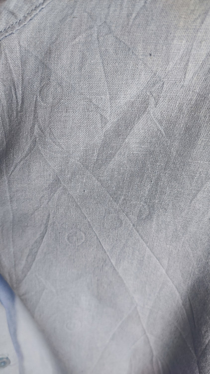 شومیز زنانه استوک آبی روشن با یقه ساده و آستین بلند، تنخور مرتب و راحت روی مانکن، مناسب سایز ۴۲–۴۴.