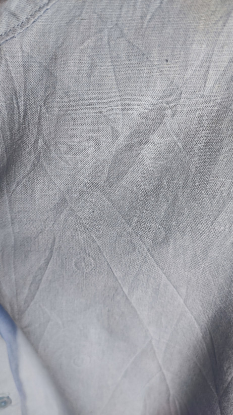 شومیز زنانه استوک آبی روشن با یقه ساده و آستین بلند، تنخور مرتب و راحت روی مانکن، مناسب سایز ۴۲–۴۴.