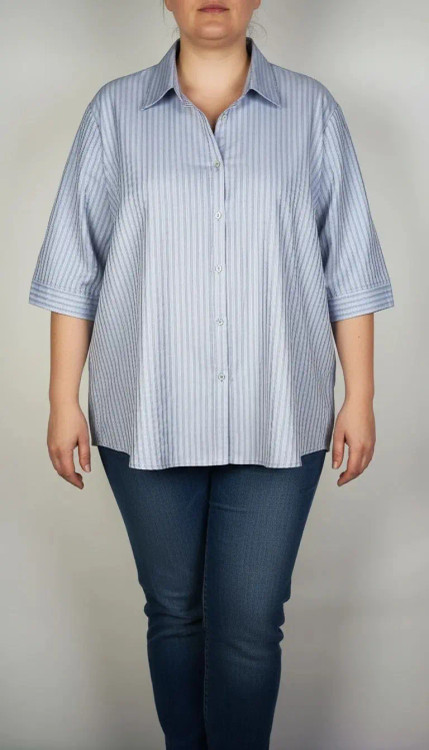 شومیز زنانه استوک آبی روشن با یقه باز و آستین نیمهبلند، تنخور آزاد و راحت روی مانکن، مناسب سایز ۴۸–۵۰.