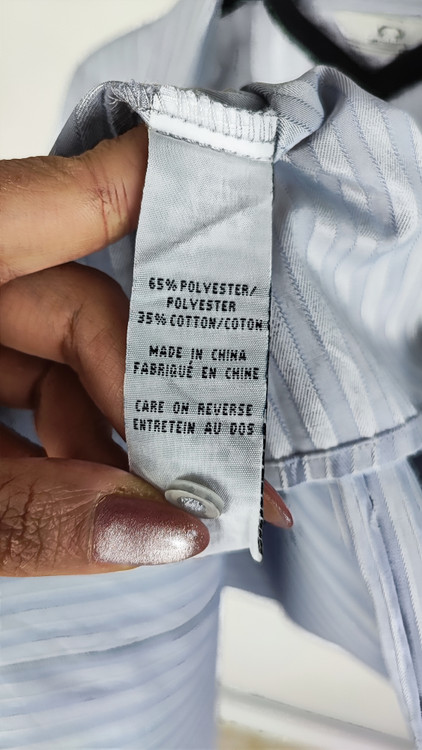 شومیز زنانه استوک آبی روشن با یقه باز و آستین نیمهبلند، تنخور آزاد و راحت روی مانکن، مناسب سایز ۴۸–۵۰.