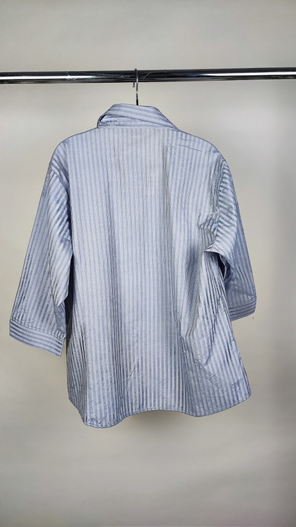 شومیز زنانه استوک آبی روشن با یقه باز و آستین نیمهبلند، تنخور آزاد و راحت روی مانکن، مناسب سایز ۴۸–۵۰.