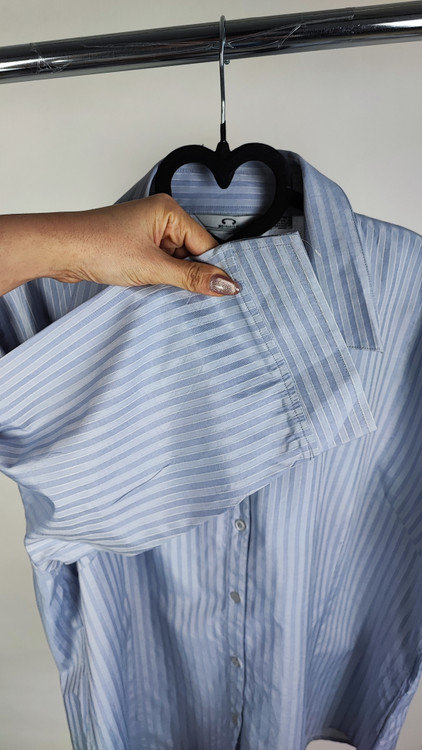 شومیز زنانه استوک آبی روشن با یقه باز و آستین نیمهبلند، تنخور آزاد و راحت روی مانکن، مناسب سایز ۴۸–۵۰.