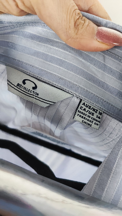 شومیز زنانه استوک آبی روشن با یقه باز و آستین نیمهبلند، تنخور آزاد و راحت روی مانکن، مناسب سایز ۴۸–۵۰.