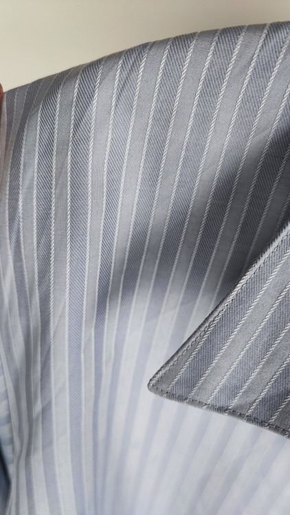 شومیز زنانه استوک آبی روشن با یقه باز و آستین نیمهبلند، تنخور آزاد و راحت روی مانکن، مناسب سایز ۴۸–۵۰.