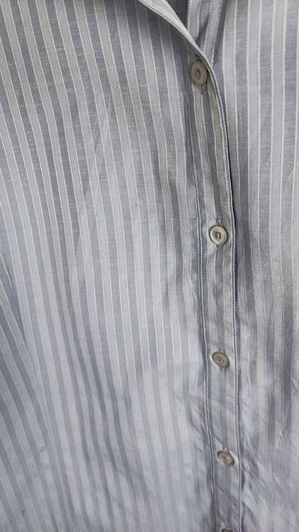 شومیز زنانه استوک آبی روشن با یقه باز و آستین نیمهبلند، تنخور آزاد و راحت روی مانکن، مناسب سایز ۴۸–۵۰.