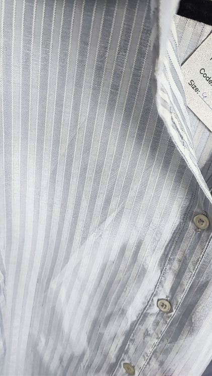 شومیز زنانه استوک آبی روشن با یقه باز و آستین نیمهبلند، تنخور آزاد و راحت روی مانکن، مناسب سایز ۴۸–۵۰.