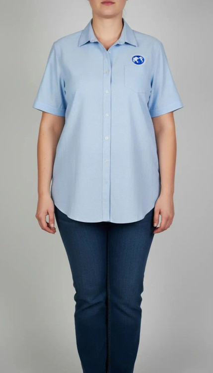 شومیز زنانه سایز بزرگ استوک آبی روشن با یقه ساده و آستین کوتاه، تنخور آزاد و خوشفرم روی مانکن، مناسب سایز ۴۶–۴۸.