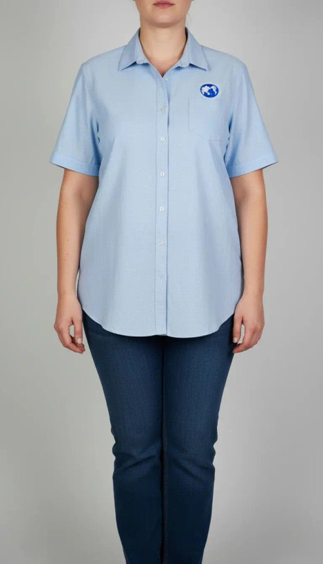 شومیز زنانه سایز بزرگ استوک آبی روشن با یقه ساده و آستین کوتاه، تنخور آزاد و خوشفرم روی مانکن، مناسب سایز ۴۶–۴۸.