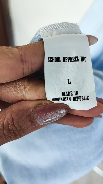 شومیز زنانه سایز بزرگ استوک آبی روشن با یقه ساده و آستین کوتاه، تنخور آزاد و خوشفرم روی مانکن، مناسب سایز ۴۶–۴۸.