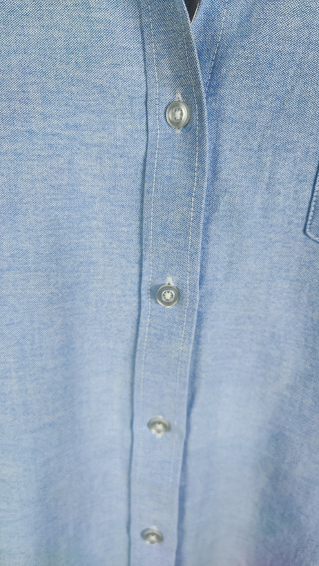 شومیز زنانه سایز بزرگ استوک آبی روشن با یقه ساده و آستین کوتاه، تنخور آزاد و خوشفرم روی مانکن، مناسب سایز ۴۶–۴۸.