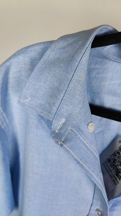 شومیز زنانه سایز بزرگ استوک آبی روشن با یقه ساده و آستین کوتاه، تنخور آزاد و خوشفرم روی مانکن، مناسب سایز ۴۶–۴۸.