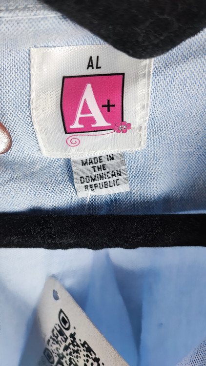 شومیز زنانه سایز بزرگ استوک آبی روشن با یقه ساده و آستین کوتاه، تنخور آزاد و خوشفرم روی مانکن، مناسب سایز ۴۶–۴۸.