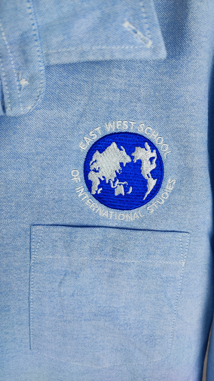 شومیز زنانه سایز بزرگ استوک آبی روشن با یقه ساده و آستین کوتاه، تنخور آزاد و خوشفرم روی مانکن، مناسب سایز ۴۶–۴۸.