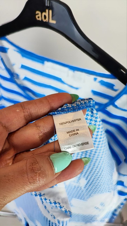 بلوز زنانه استوک آبی راهراه طرحدار با آستین سهربع، مناسب سایز ۴۰–۴۲، تنخور مرتب و راحت روی مانکن.