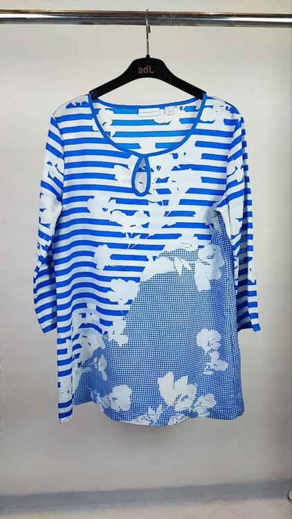 بلوز زنانه استوک آبی راهراه طرحدار با آستین سهربع، مناسب سایز ۴۰–۴۲، تنخور مرتب و راحت روی مانکن.