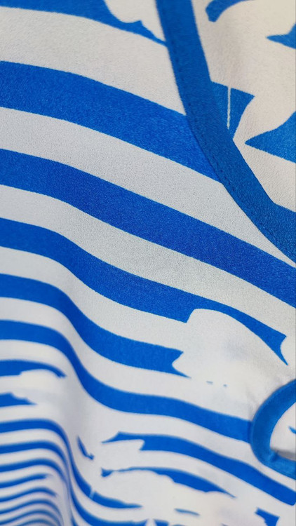 بلوز زنانه استوک آبی راهراه طرحدار با آستین سهربع، مناسب سایز ۴۰–۴۲، تنخور مرتب و راحت روی مانکن.