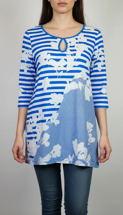 بلوز زنانه استوک آبی راهراه طرحدار با آستین سهربع، مناسب سایز ۴۰–۴۲، تنخور مرتب و راحت روی مانکن.