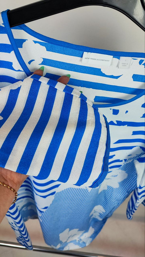 بلوز زنانه استوک آبی راهراه طرحدار با آستین سهربع، مناسب سایز ۴۰–۴۲، تنخور مرتب و راحت روی مانکن.