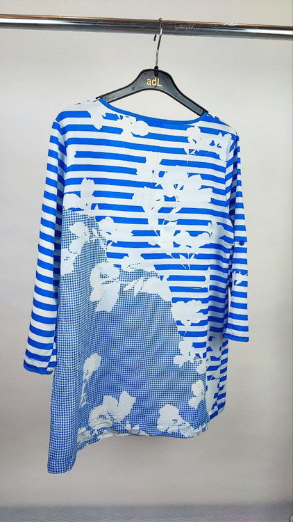 بلوز زنانه استوک آبی راهراه طرحدار با آستین سهربع، مناسب سایز ۴۰–۴۲، تنخور مرتب و راحت روی مانکن.