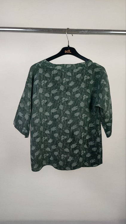 شومیز زنانه استوک برند TOAST طرحدار تیره با آستین کوتاه، مناسب سایز ۳۸–۴۰، فرم آزاد و راحت روی تن مدل.