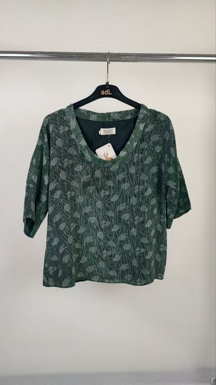 شومیز زنانه استوک برند TOAST طرحدار تیره با آستین کوتاه، مناسب سایز ۳۸–۴۰، فرم آزاد و راحت روی تن مدل.