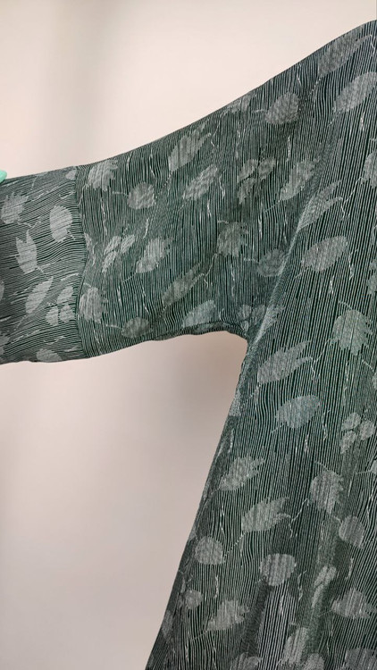 شومیز زنانه استوک برند TOAST طرحدار تیره با آستین کوتاه، مناسب سایز ۳۸–۴۰، فرم آزاد و راحت روی تن مدل.